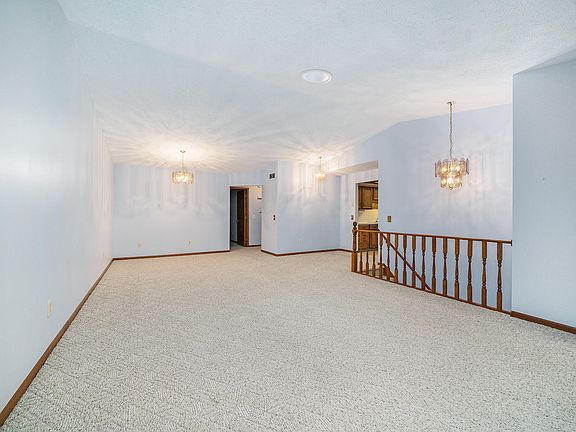 3rd image of 612 Gardenview Dr SW