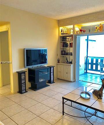 5th image of 4200 Hillcrest Dr APT 1009