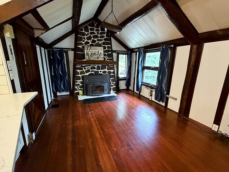 1 Log Cabin Ter — Photo 4
