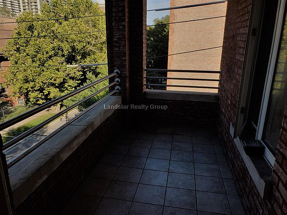 2nd image of 1057 W Thorndale Ave APT 3