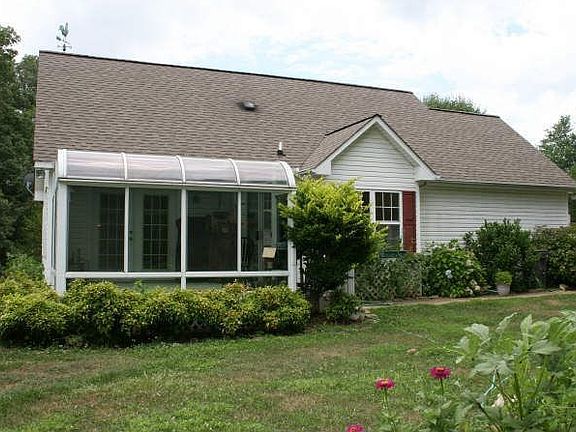 5th image of 135 Chase Woods Dr