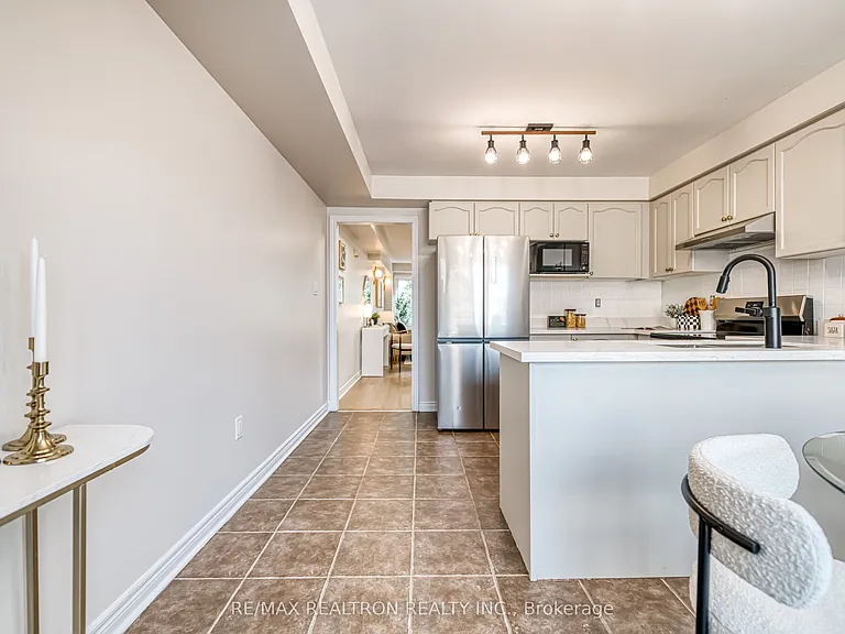 2554 Bur Oak Ave — Photo 23