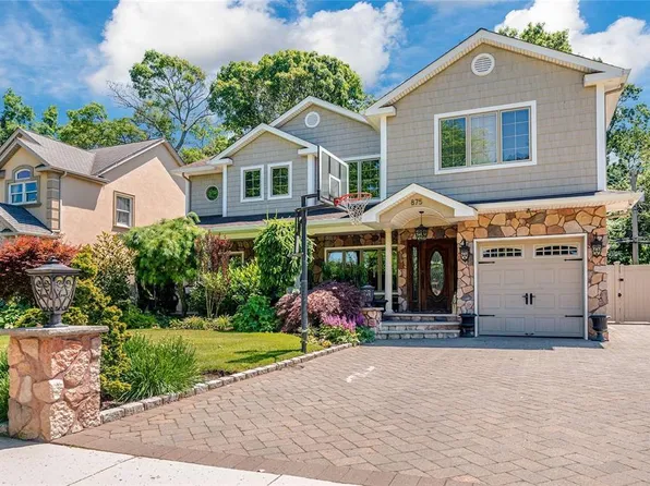 875 Catalpa Drive, Franklin Square, NY 11010