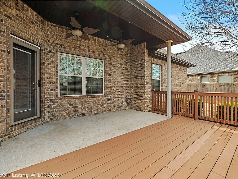 nice back deck space
