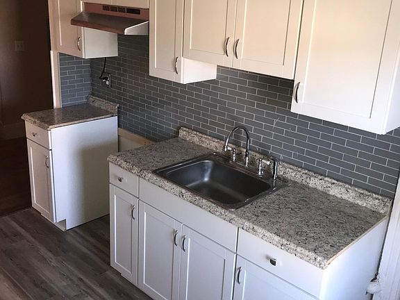 5th image of 261 Deems Ave