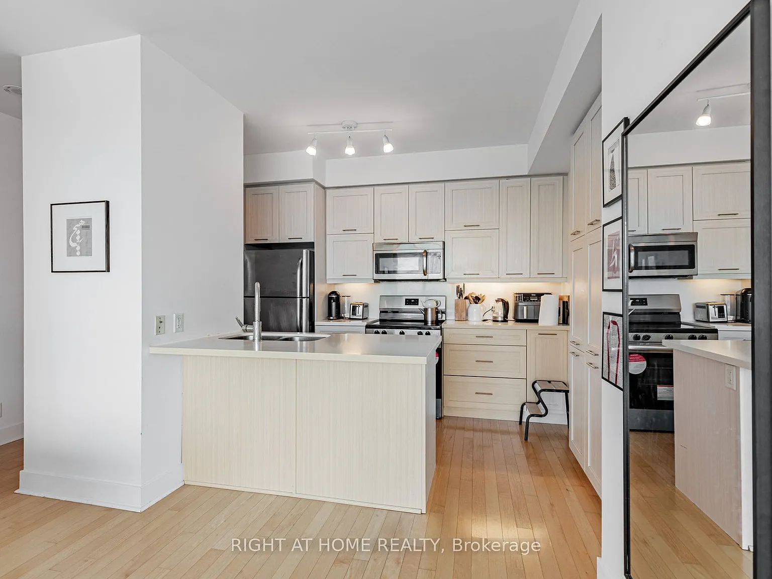 2 bed, $3,400 — Photo 4