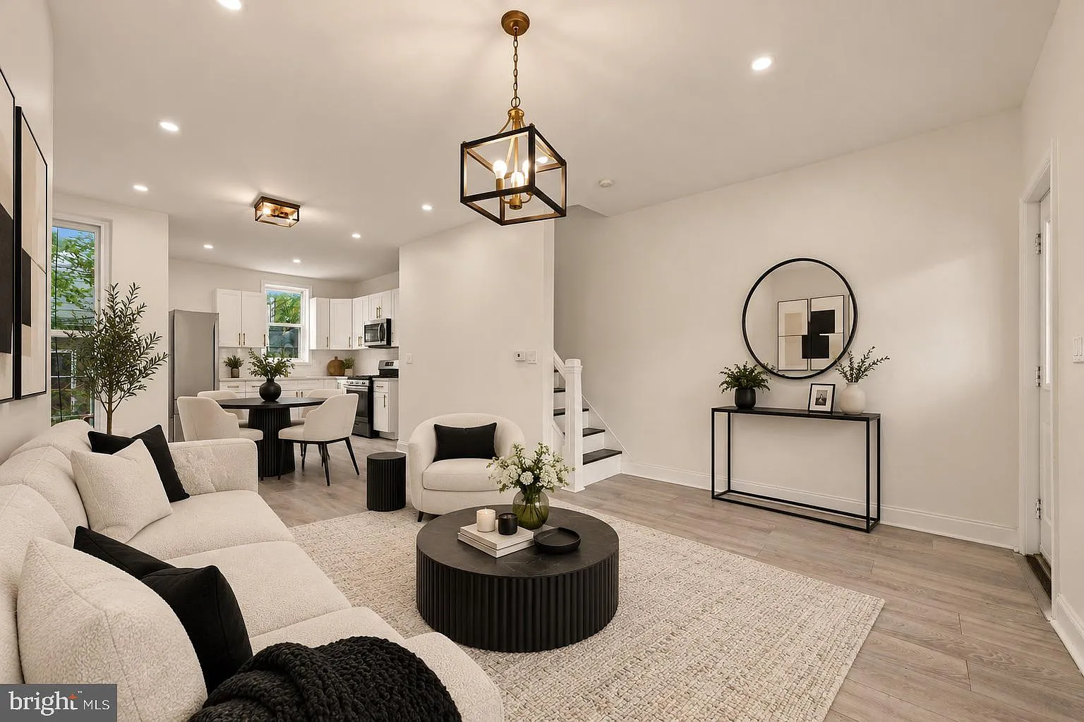 3 bed, 1.0 bath, 1000 sqft, $1,975 — Photo 3
