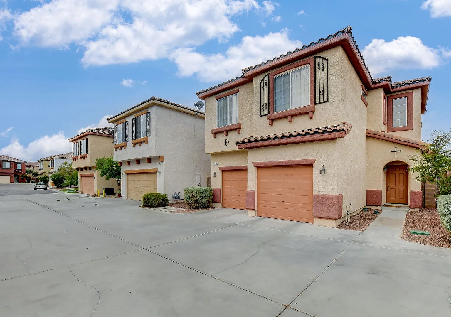 Gorgeous 2 Story, 3 Bedroom 2.5 Bath, Gated — Photo 4