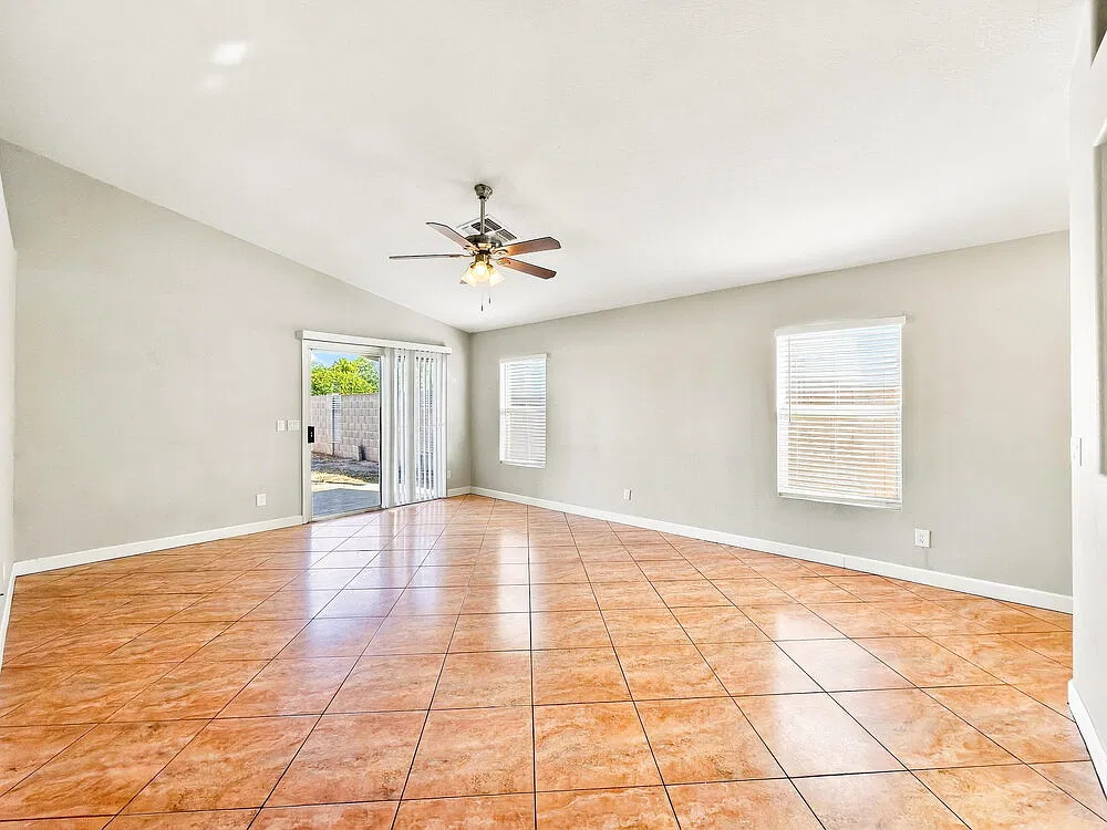 3 bed, 2.0 bath, 1310 sqft, $2,130 — Photo 4