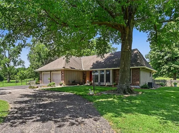 17581 178th St, Tonganoxie, KS 66086