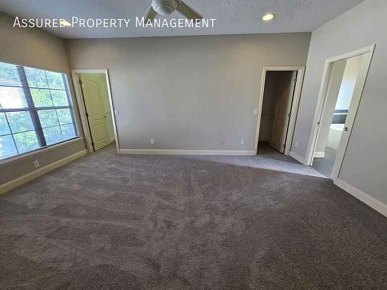 112 E Esther St — Photo 9