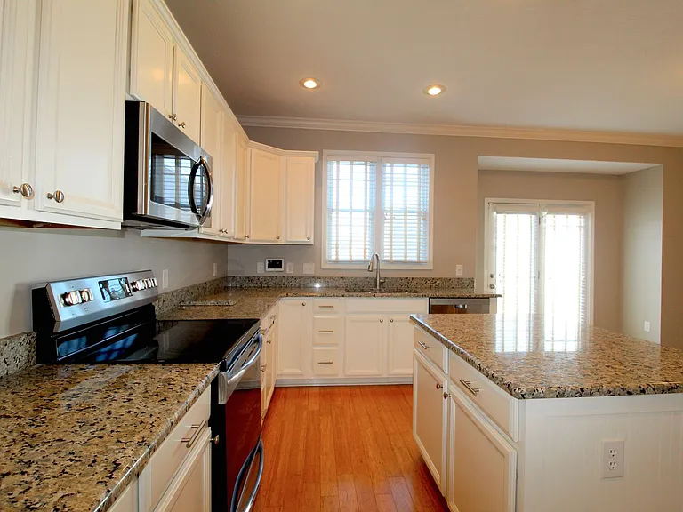 2189 Deyerle Ave — Photo 14