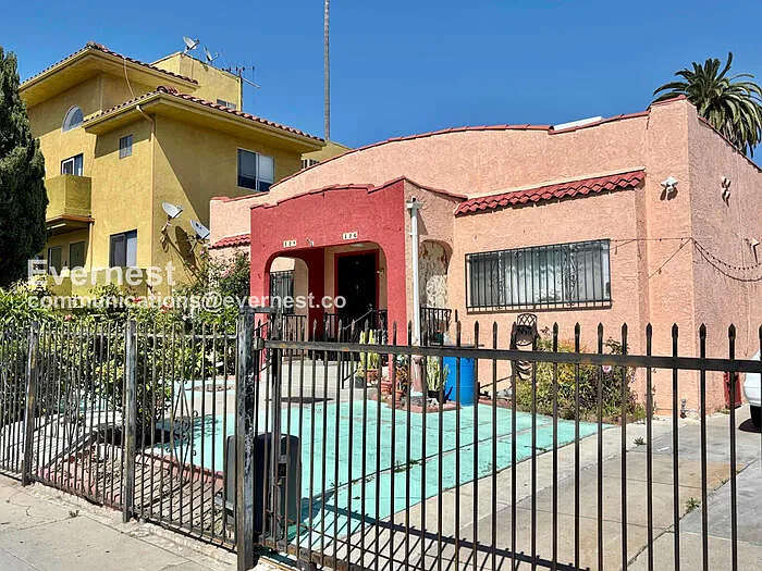 2 bed, 1.0 bath, 900 sqft, $2,050 — Photo 2
