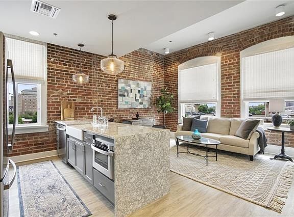 3rd image of 1001 Carondelet St #202