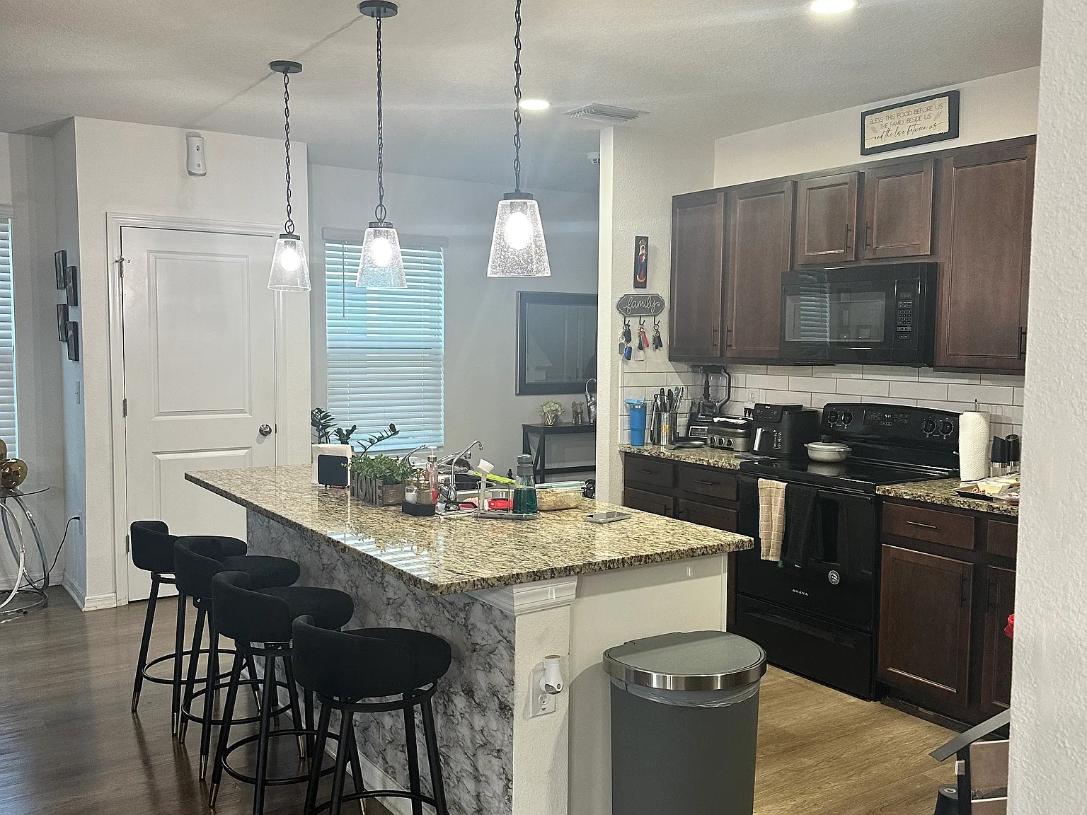 4 bed, 2.5 bath, 2260 sqft, $2,600 — Photo 4