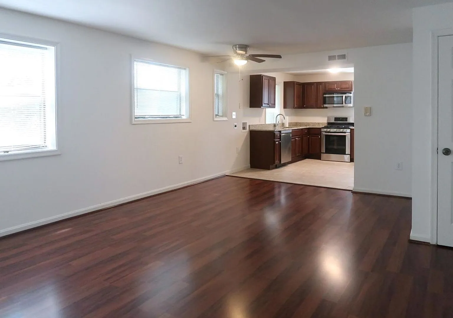 Modern Two Bedroom + Den Condo! Minutes to Congress Heights Metro! — Photo 4