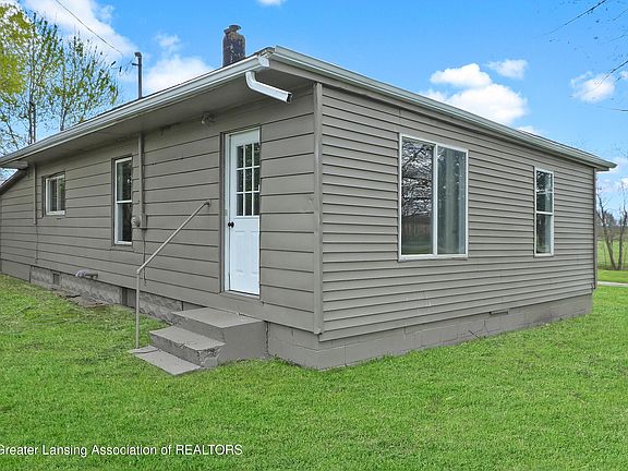 5th image of 2881 Devine Rd