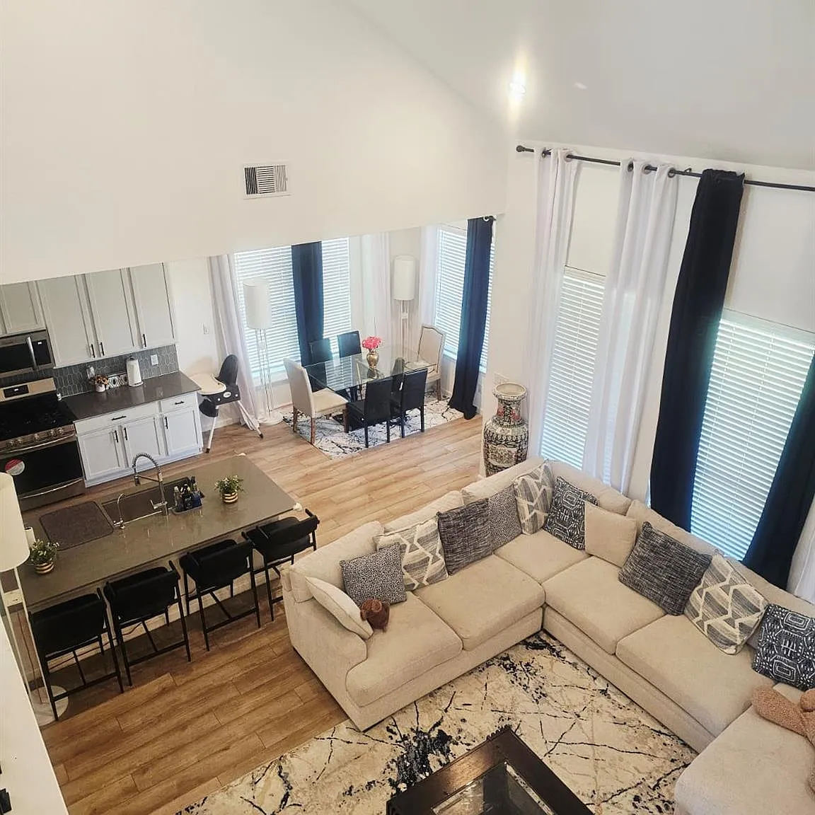 4 bed, 2.5 bath, 2624 sqft, $2,500 — Photo 2