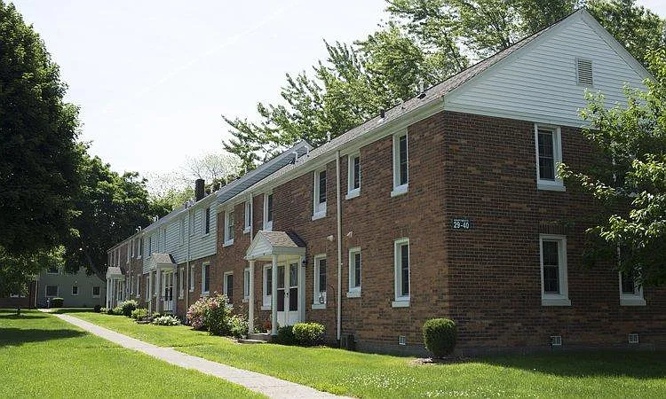 Fernwood Park Apartments — Photo 7