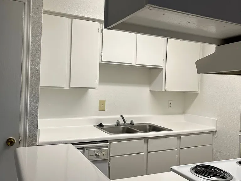 Emerald Cove Apartments — Photo 60