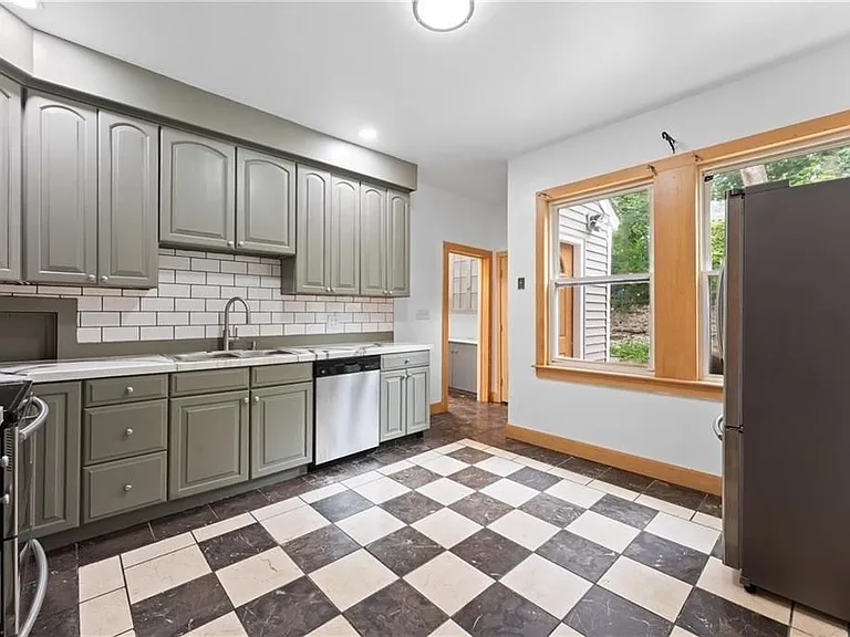 335 Blackstone St — Photo 7