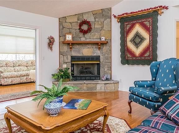 5th image of 120 Jenny Lind Dr