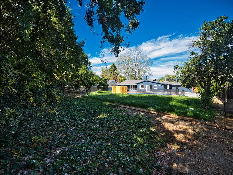 23220 Sylvan St — Photo 31