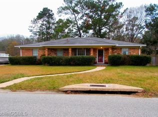 141 Baratara Dr, Chickasaw, AL 36611