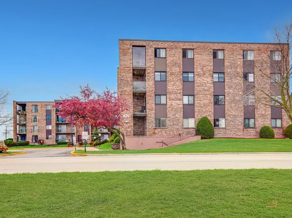 625 W Huntington Commons Rd APT 208, Mount Prospect, IL 60056