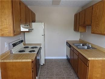 3rd image of 454 Britton Ave APT 2