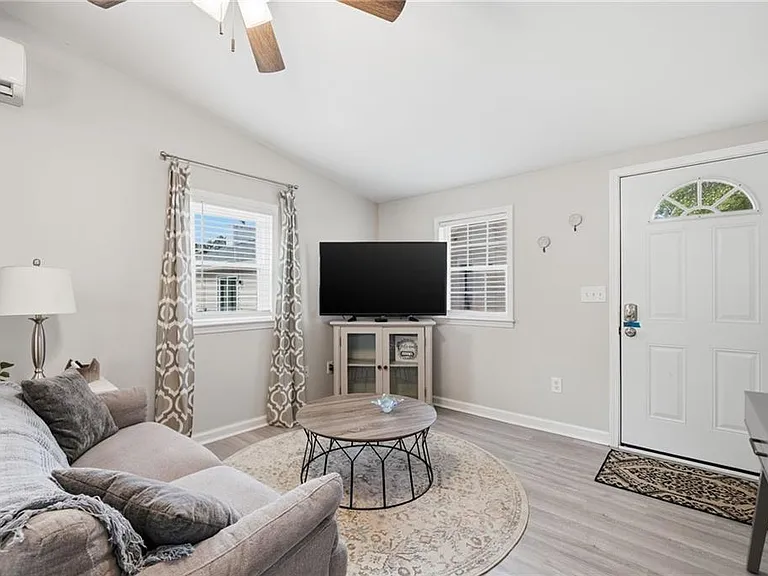 1817 Hardman Ln — Photo 3