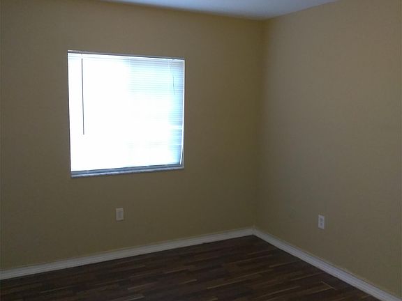 4th image of 821 SW 9th Ct