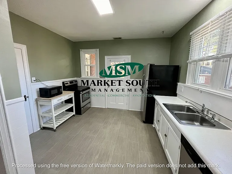 56 E 219 — Photo 26