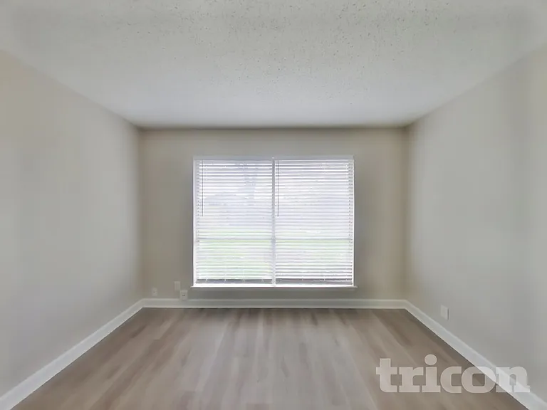 7326 Glen Trl — Photo 2