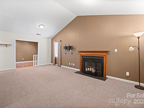 4th image of 322 Cottonwood Park Dr