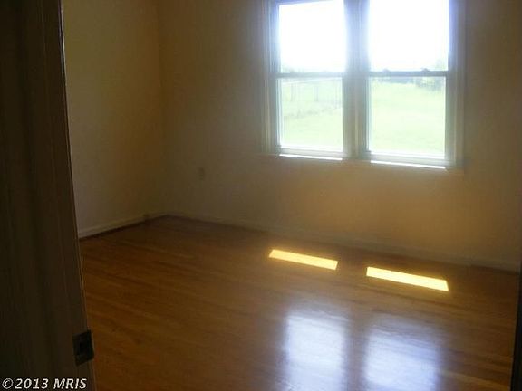 3rd image of 122 Meadowbrook Dr