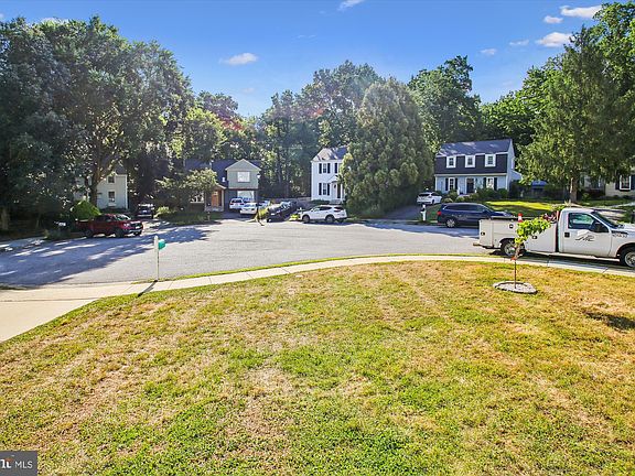 4th image of 1041 Hyde Park Dr
