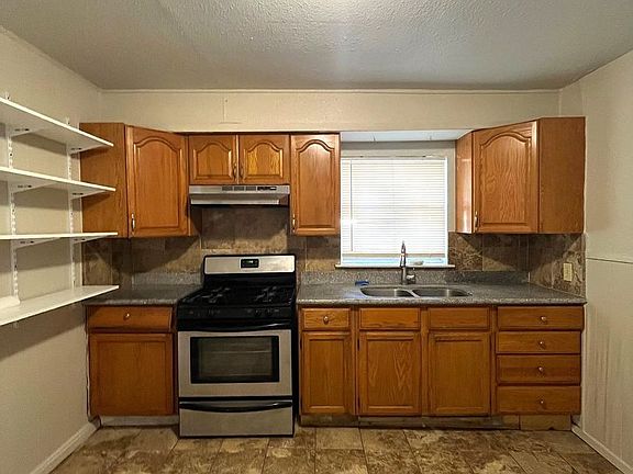 5th image of 601 Sterling St