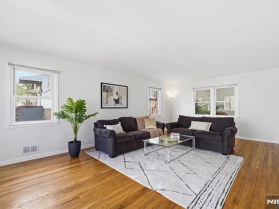 5th image of 58 Mozart St