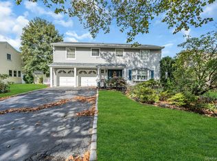 31 Sioux Dr, Commack, NY 11725