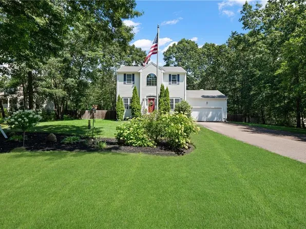 4 Beechwood Hollow St, Bradford, RI 02808