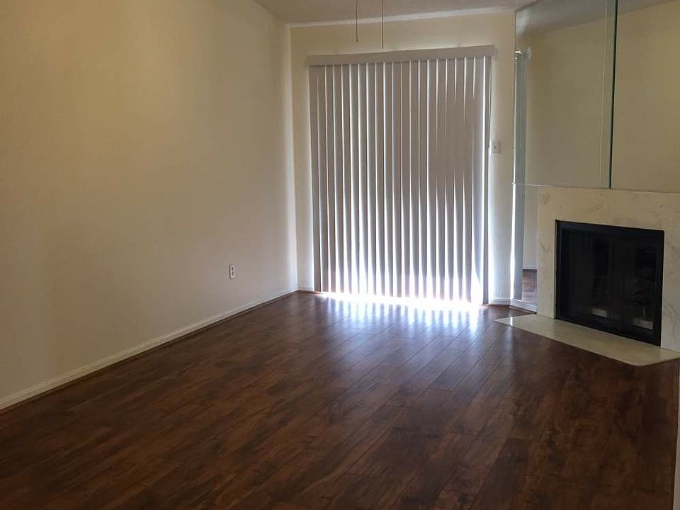 Living Room / Fireplace
