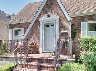 252 Coe Rd, Clarendon Hills, IL 60514