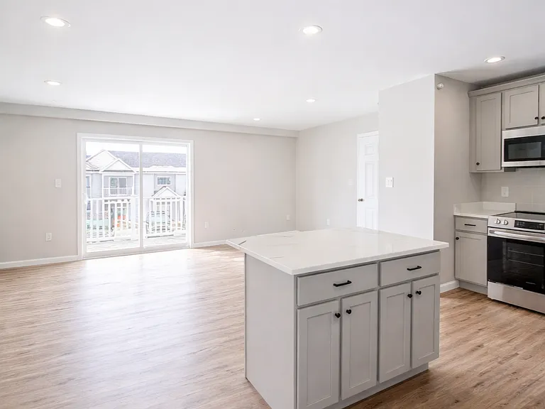 18 Luzerne Rd #Q — Photo 1