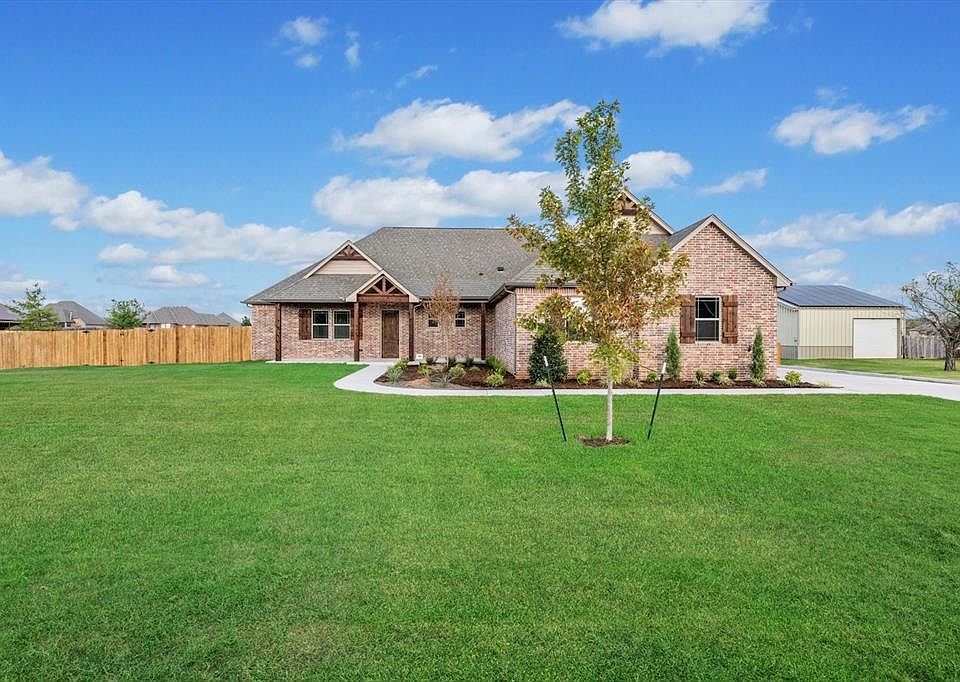 1st image of 426 NE Stephany Dr