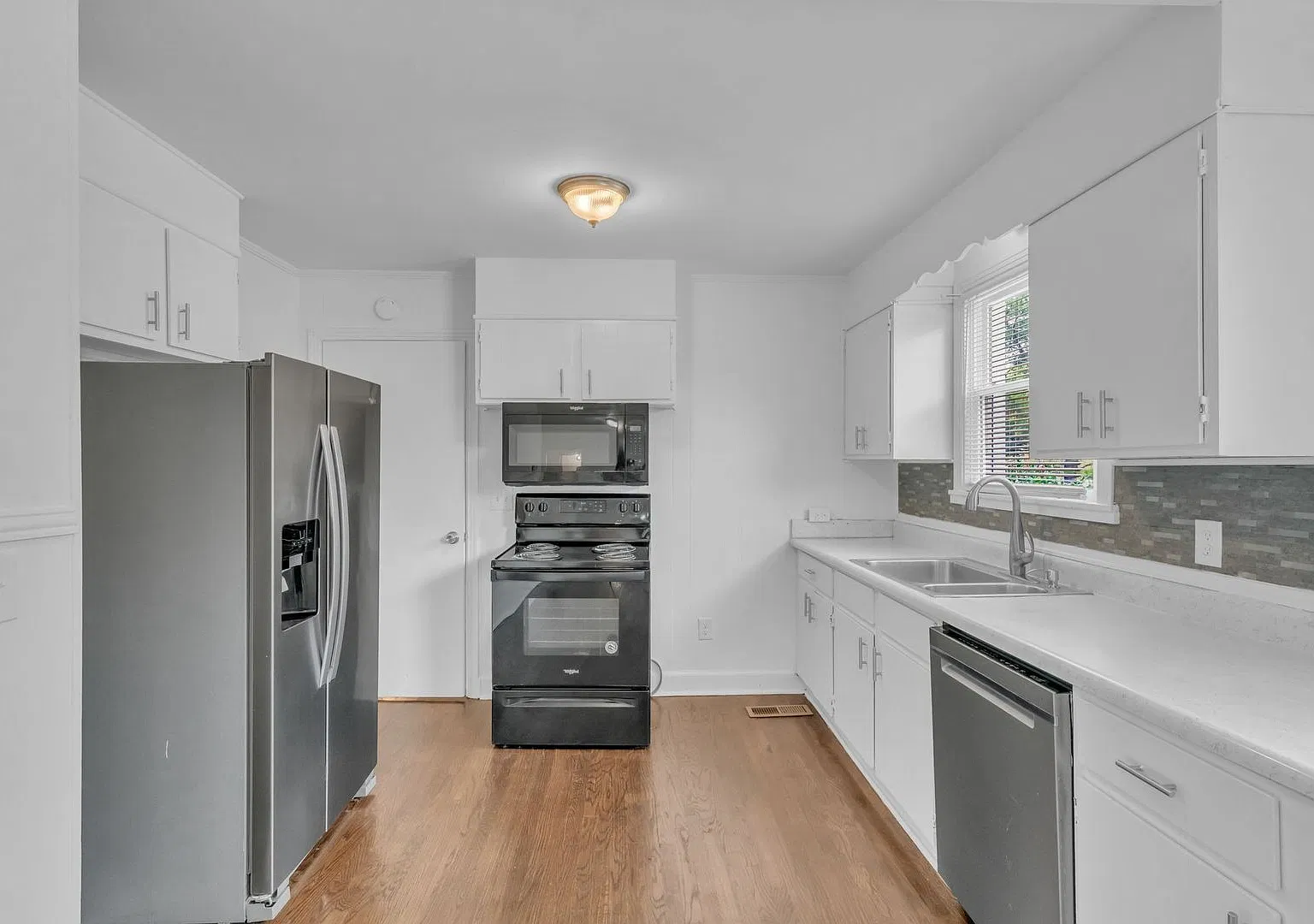 Renovated 4 Bed/ 2 Bath plus office in Madison, Large Kitchen, Living Room and Den, Hardwoods, Ti... — Photo 3