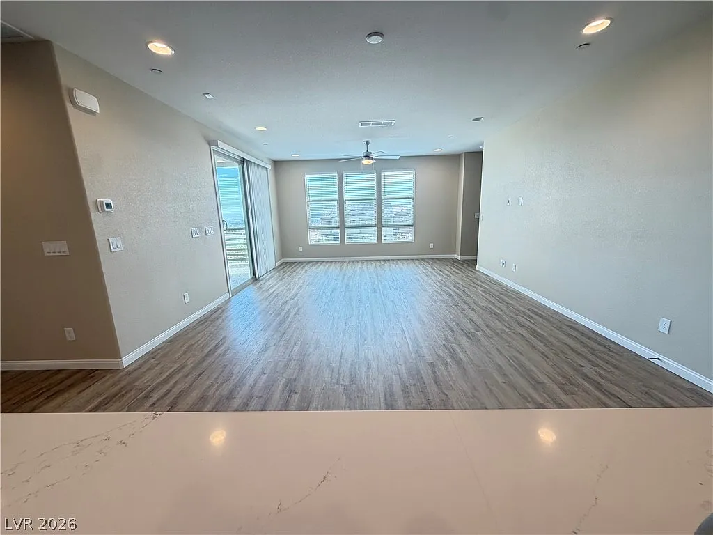 3 bed, 3.5 bath, 1992 sqft, $2,850 — Photo 2