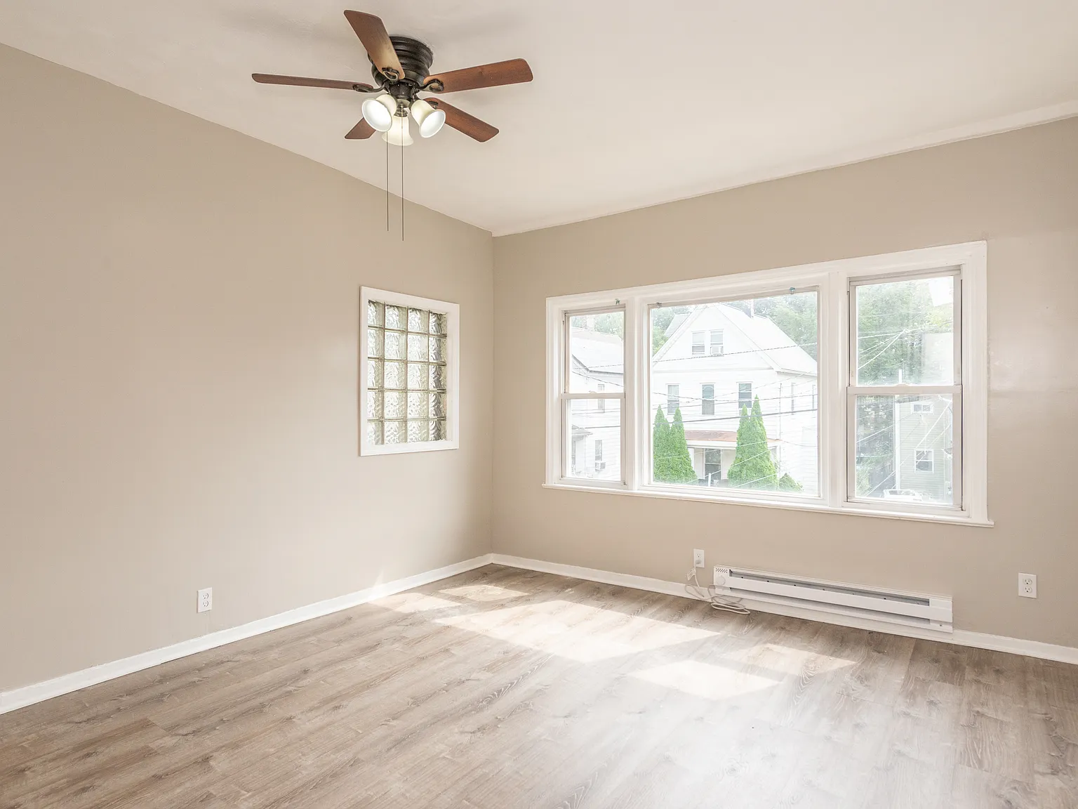4 bed, 1000 sqft, $2,595 — Photo 2