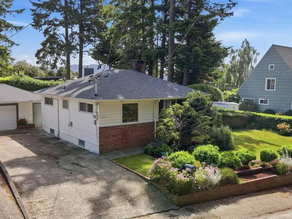 1313 Bayview St, North Bend, OR 97459