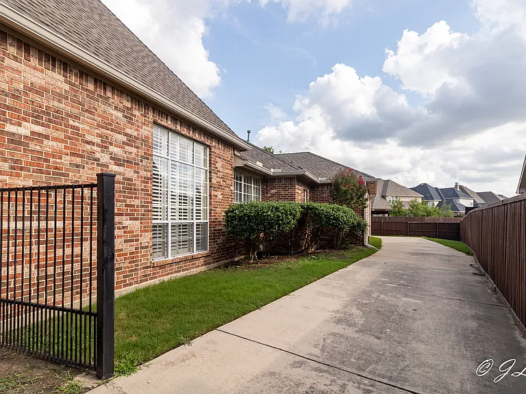 1053 Sir Lancelot Cir — Photo 43